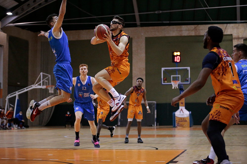 El Aquimisa Carbajosa revive en el aplazado ante Melilla con Avelino y Barrueco en el banco (97-68)