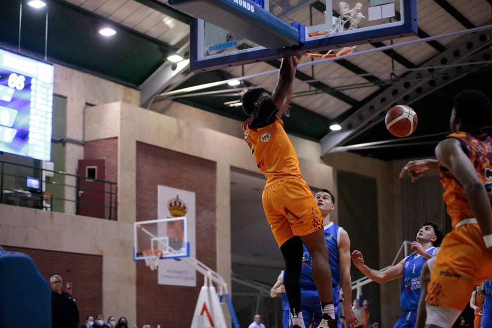 El Aquimisa Carbajosa revive en el aplazado ante Melilla con Avelino y Barrueco en el banco (97-68)