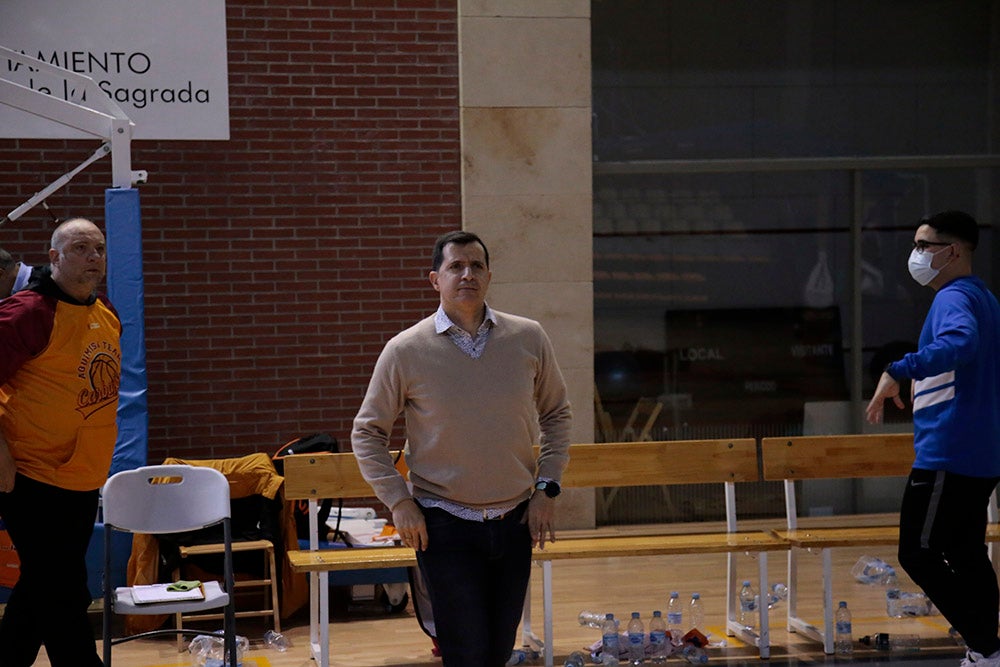 El Aquimisa Carbajosa revive en el aplazado ante Melilla con Avelino y Barrueco en el banco (97-68)