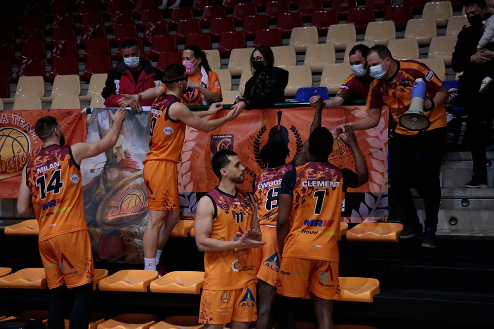 El Aquimisa Carbajosa revive en el aplazado ante Melilla con Avelino y Barrueco en el banco (97-68)