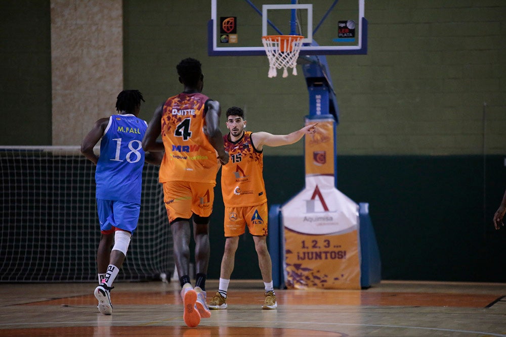 El Aquimisa Carbajosa revive en el aplazado ante Melilla con Avelino y Barrueco en el banco (97-68)