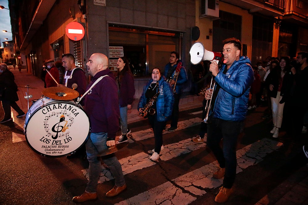 El barrio del Oeste recupera la celebración del Carnaval con un desfile que llenó las calles del barrio de pequeños y mayores disfrazados y bailando al ritmo de la charanga y batucada