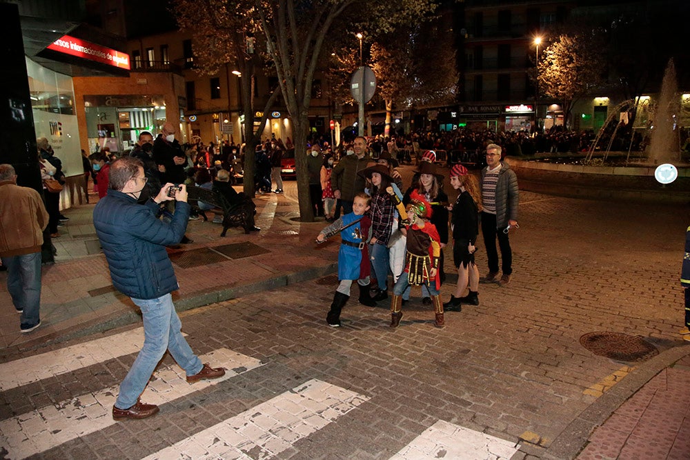 El barrio del Oeste recupera la celebración del Carnaval con un desfile que llenó las calles del barrio de pequeños y mayores disfrazados y bailando al ritmo de la charanga y batucada