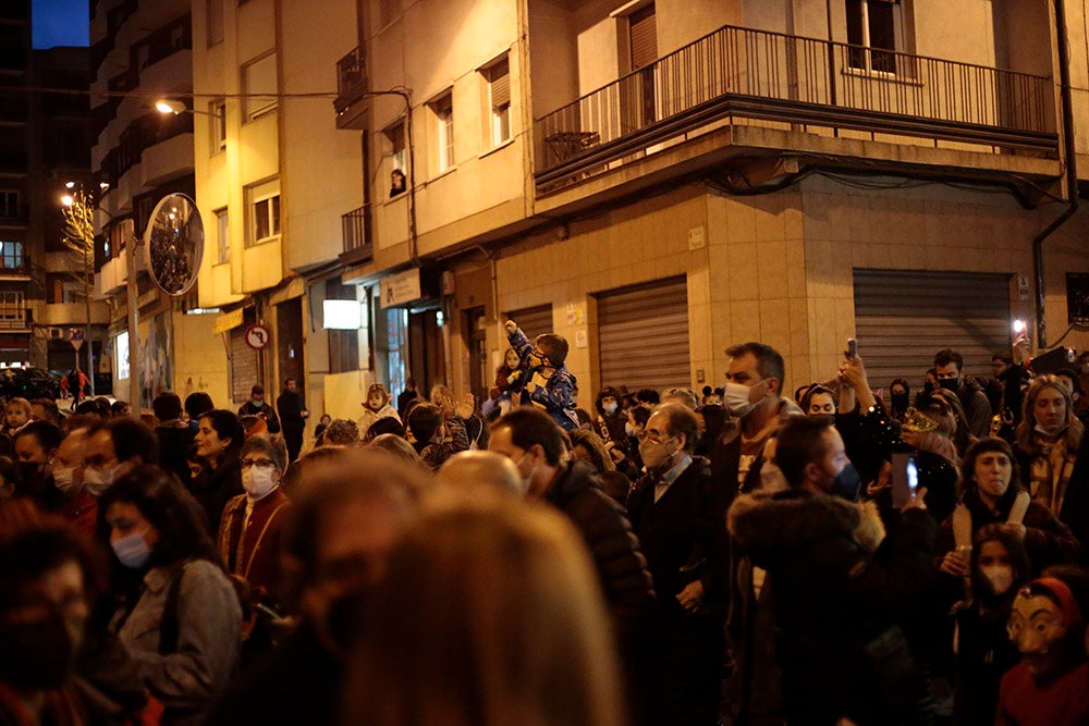 El barrio del Oeste recupera la celebración del Carnaval con un desfile que llenó las calles del barrio de pequeños y mayores disfrazados y bailando al ritmo de la charanga y batucada