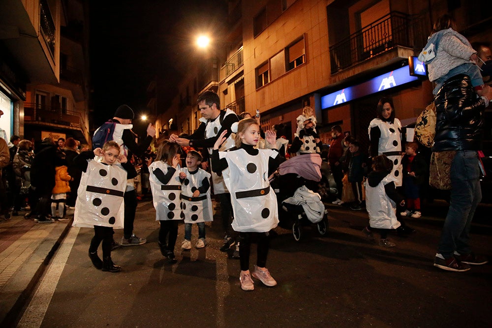 El barrio del Oeste recupera la celebración del Carnaval con un desfile que llenó las calles del barrio de pequeños y mayores disfrazados y bailando al ritmo de la charanga y batucada