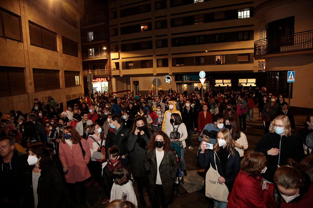 El barrio del Oeste recupera la celebración del Carnaval con un desfile que llenó las calles del barrio de pequeños y mayores disfrazados y bailando al ritmo de la charanga y batucada