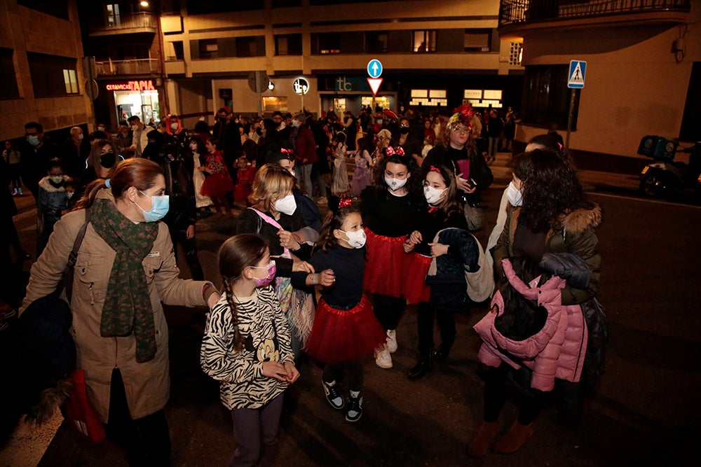 El barrio del Oeste recupera la celebración del Carnaval con un desfile que llenó las calles del barrio de pequeños y mayores disfrazados y bailando al ritmo de la charanga y batucada