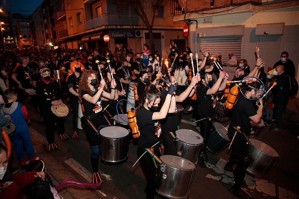 El barrio del Oeste recupera la celebración del Carnaval con un desfile que llenó las calles del barrio de pequeños y mayores disfrazados y bailando al ritmo de la charanga y batucada