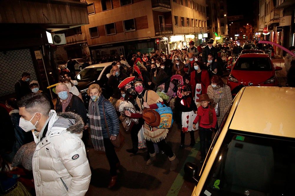 El barrio del Oeste recupera la celebración del Carnaval con un desfile que llenó las calles del barrio de pequeños y mayores disfrazados y bailando al ritmo de la charanga y batucada