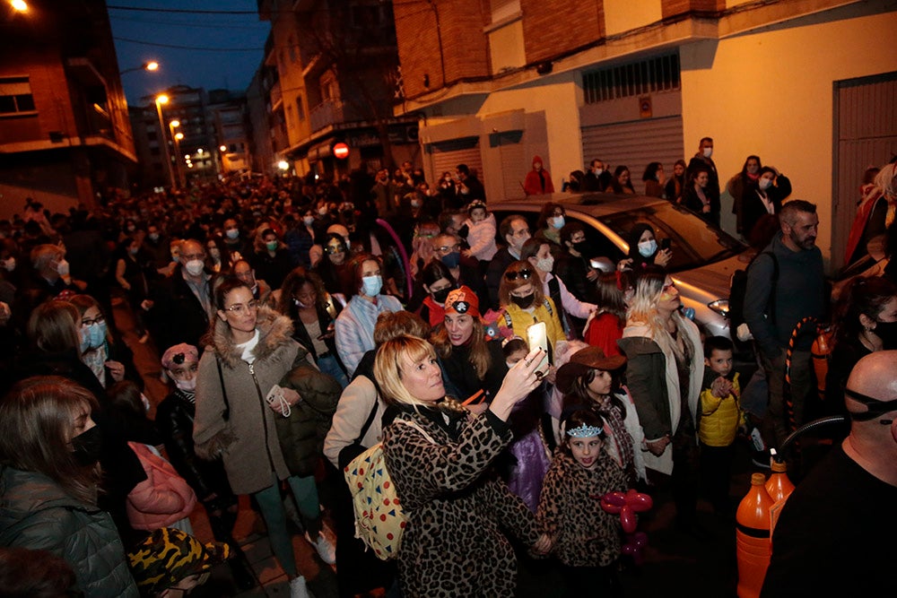 El barrio del Oeste recupera la celebración del Carnaval con un desfile que llenó las calles del barrio de pequeños y mayores disfrazados y bailando al ritmo de la charanga y batucada