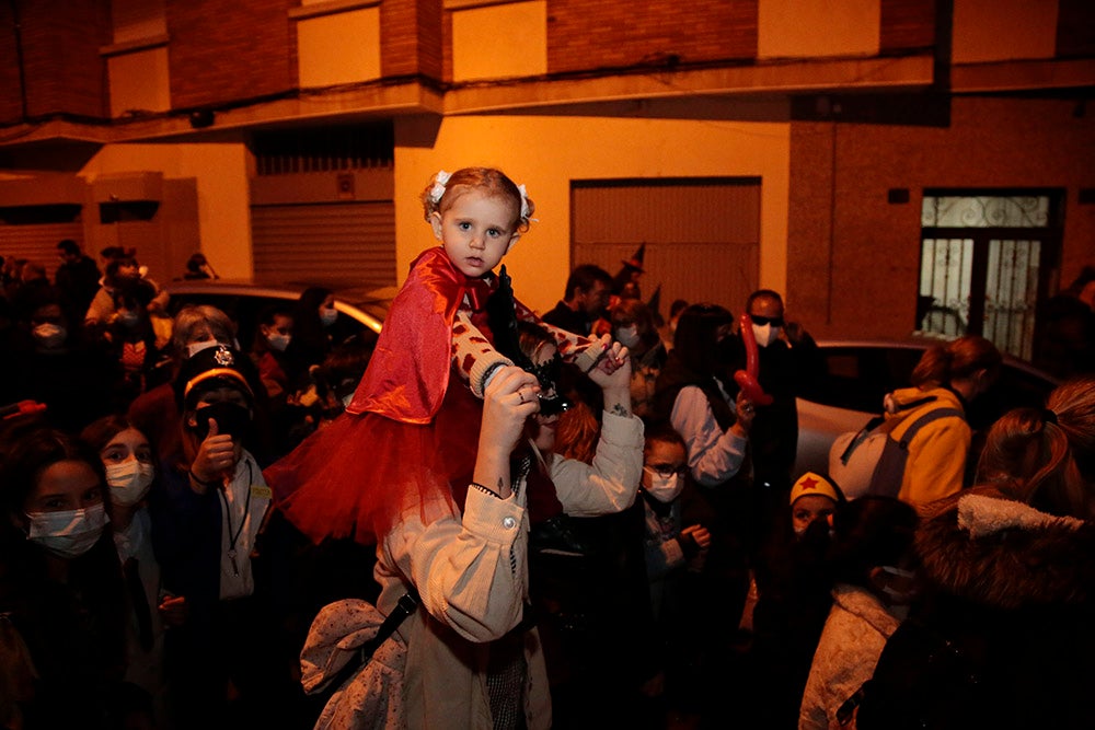 El barrio del Oeste recupera la celebración del Carnaval con un desfile que llenó las calles del barrio de pequeños y mayores disfrazados y bailando al ritmo de la charanga y batucada