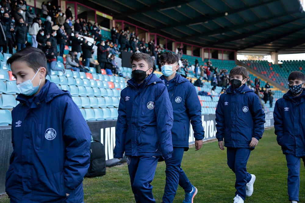 El Salamanca CF UDS aprovecha el descanso del encuentro ante la UD Llanera para presentar a su cantera. Las jóvenes promesas del club mostraron un mensaje en contra de la guerra