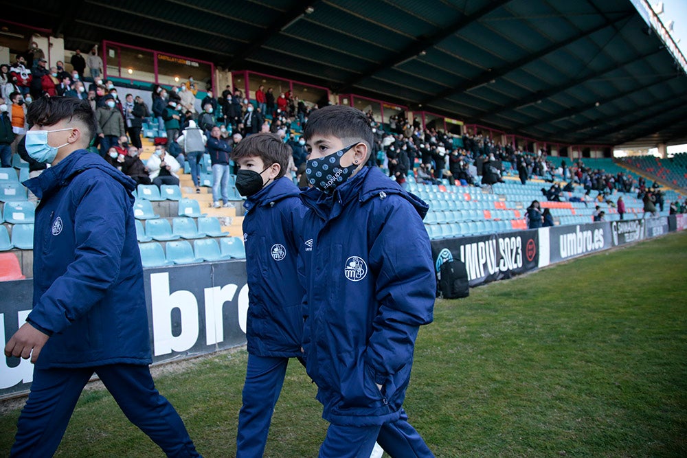 El Salamanca CF UDS aprovecha el descanso del encuentro ante la UD Llanera para presentar a su cantera. Las jóvenes promesas del club mostraron un mensaje en contra de la guerra