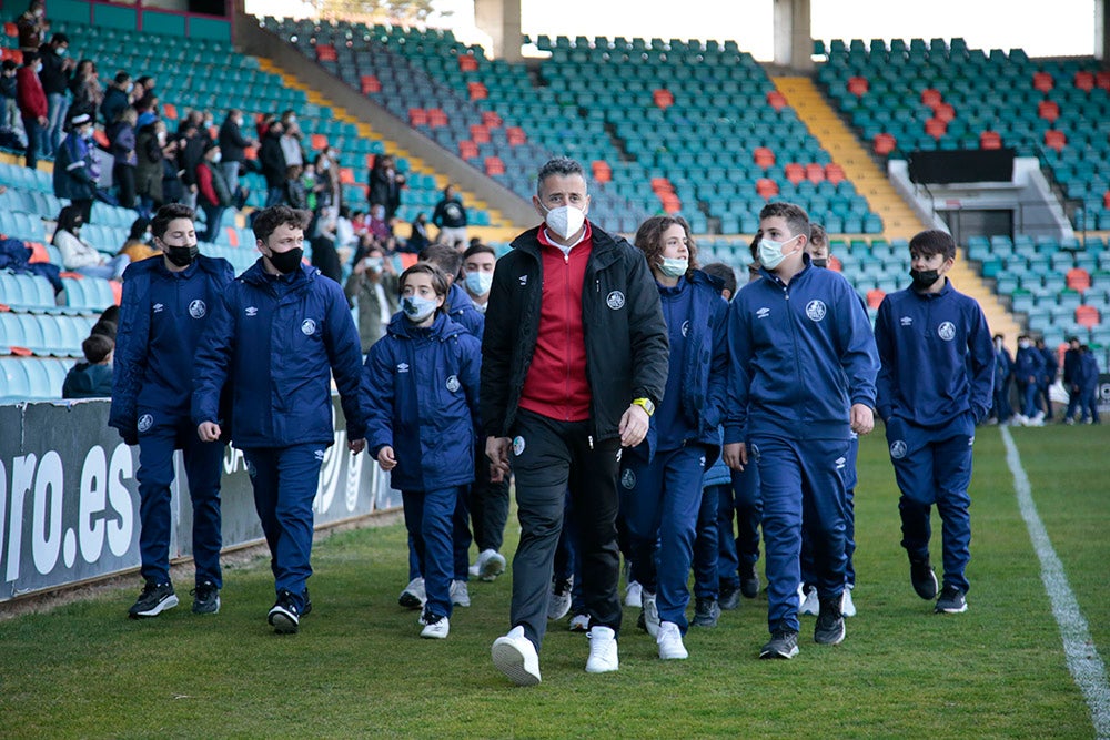 El Salamanca CF UDS aprovecha el descanso del encuentro ante la UD Llanera para presentar a su cantera. Las jóvenes promesas del club mostraron un mensaje en contra de la guerra