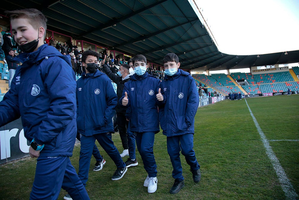 El Salamanca CF UDS aprovecha el descanso del encuentro ante la UD Llanera para presentar a su cantera. Las jóvenes promesas del club mostraron un mensaje en contra de la guerra