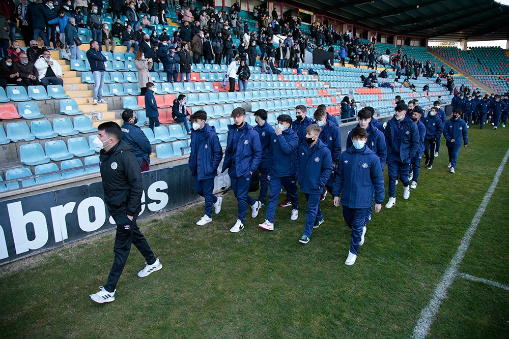 El Salamanca CF UDS aprovecha el descanso del encuentro ante la UD Llanera para presentar a su cantera. Las jóvenes promesas del club mostraron un mensaje en contra de la guerra