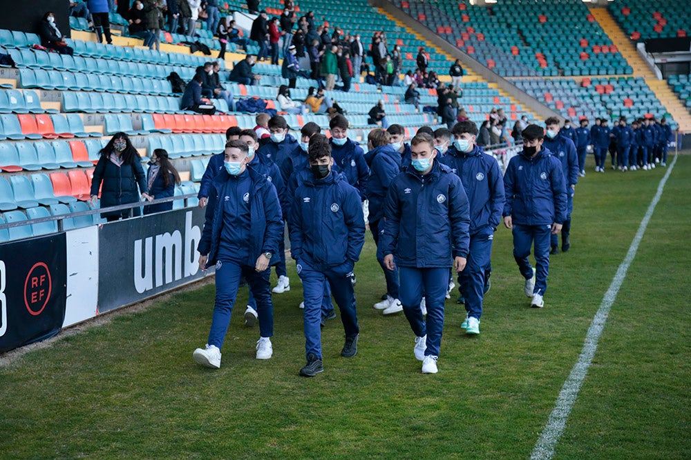 El Salamanca CF UDS aprovecha el descanso del encuentro ante la UD Llanera para presentar a su cantera. Las jóvenes promesas del club mostraron un mensaje en contra de la guerra