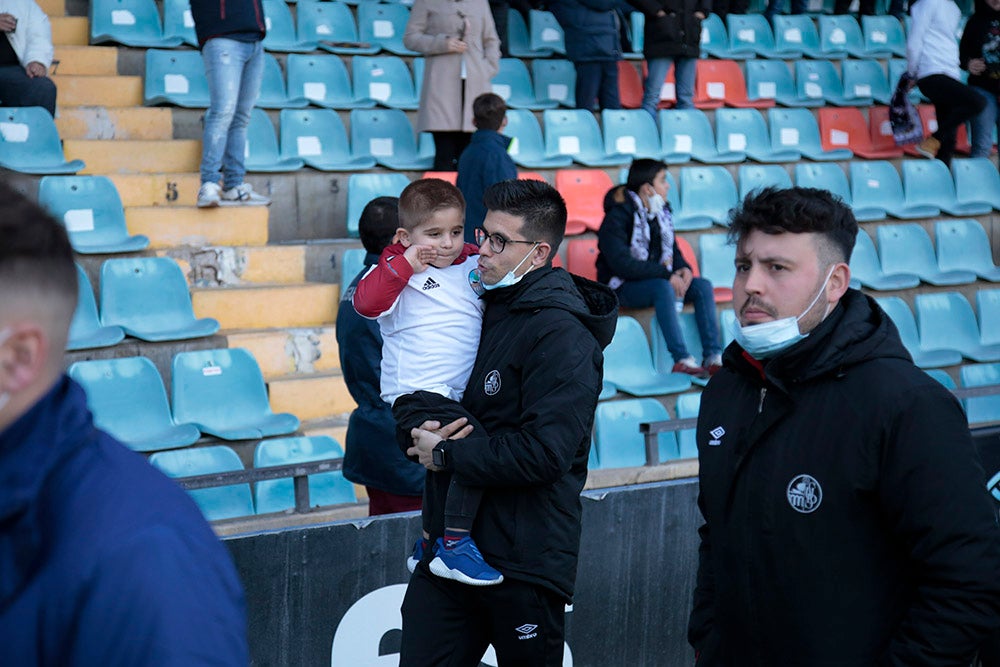 El Salamanca CF UDS aprovecha el descanso del encuentro ante la UD Llanera para presentar a su cantera. Las jóvenes promesas del club mostraron un mensaje en contra de la guerra