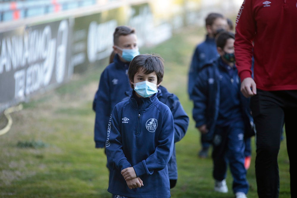 El Salamanca CF UDS aprovecha el descanso del encuentro ante la UD Llanera para presentar a su cantera. Las jóvenes promesas del club mostraron un mensaje en contra de la guerra