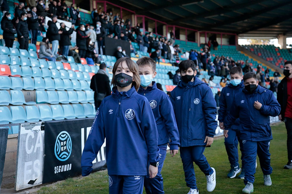 El Salamanca CF UDS aprovecha el descanso del encuentro ante la UD Llanera para presentar a su cantera. Las jóvenes promesas del club mostraron un mensaje en contra de la guerra