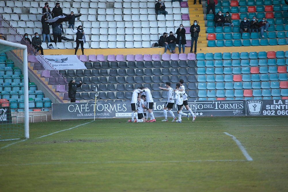 El Salamanca UDS se agarra a la pelea por la salvación ante la UD Llanera (2-0)