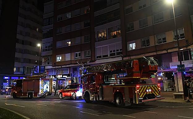 Dotaciones de los Bomberos en la plaza Circular, este lunes por la noche. 