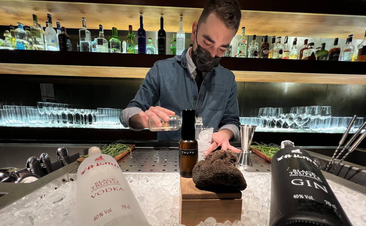 Pablo Valdivieso prepara un combinado con vodka de trufa negra en el Cul de Sac. 