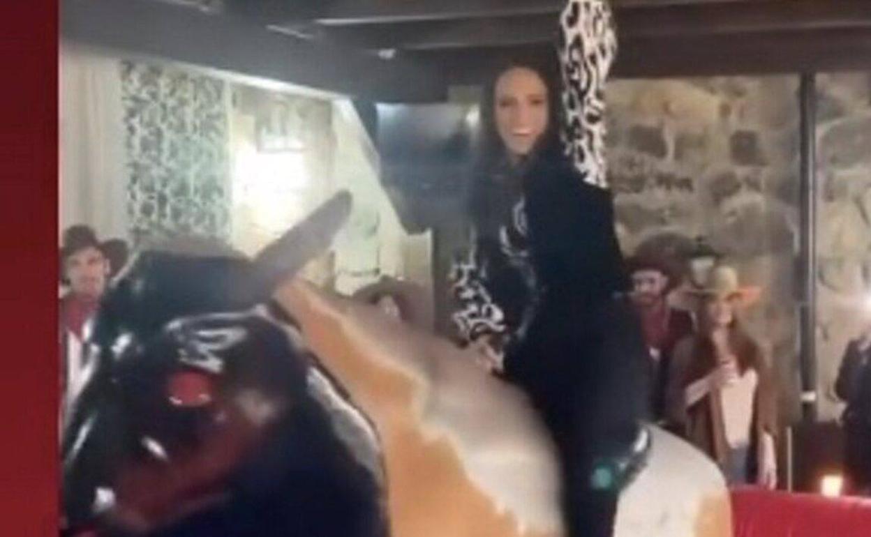 Gloria Camila en el toro mecánico. 