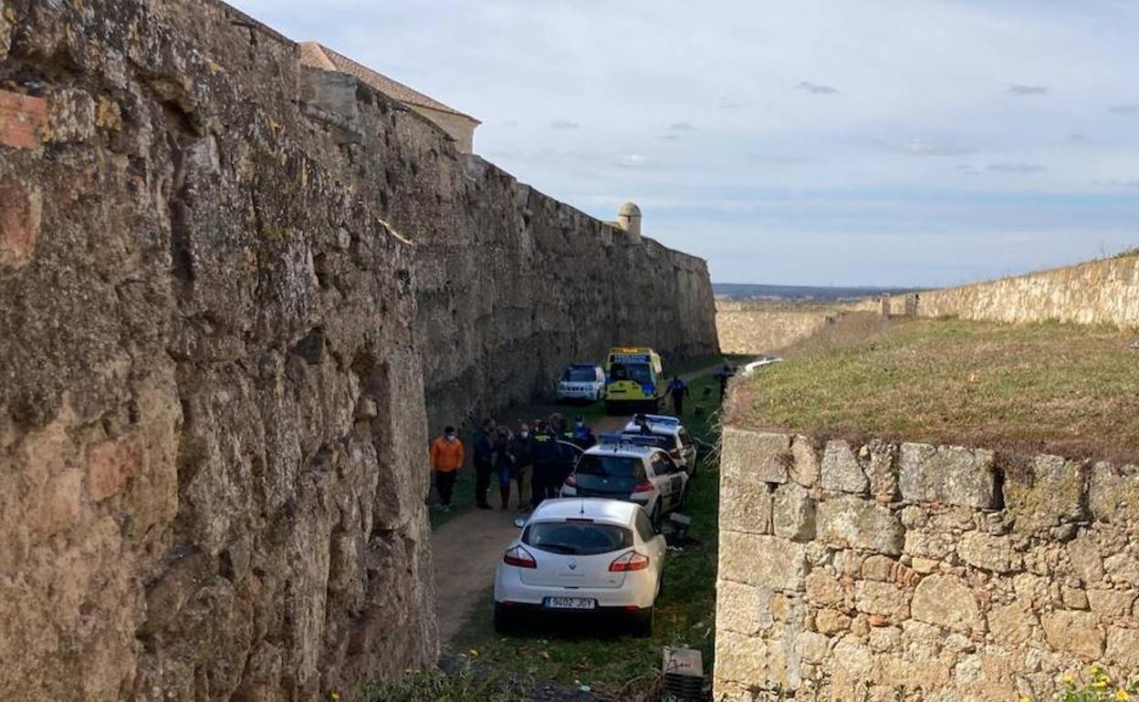 Agentes y sanitarios actúan en el lugar donde fue hallado el cadáver. 