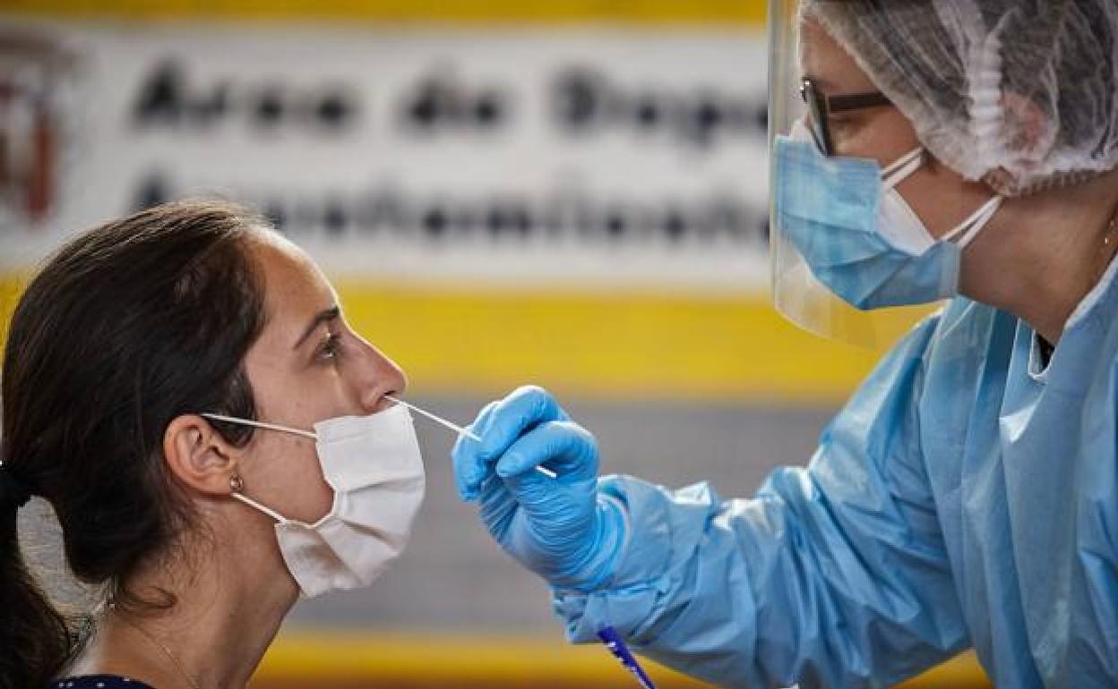 Una mujer se hace una prueba de antígenos. 