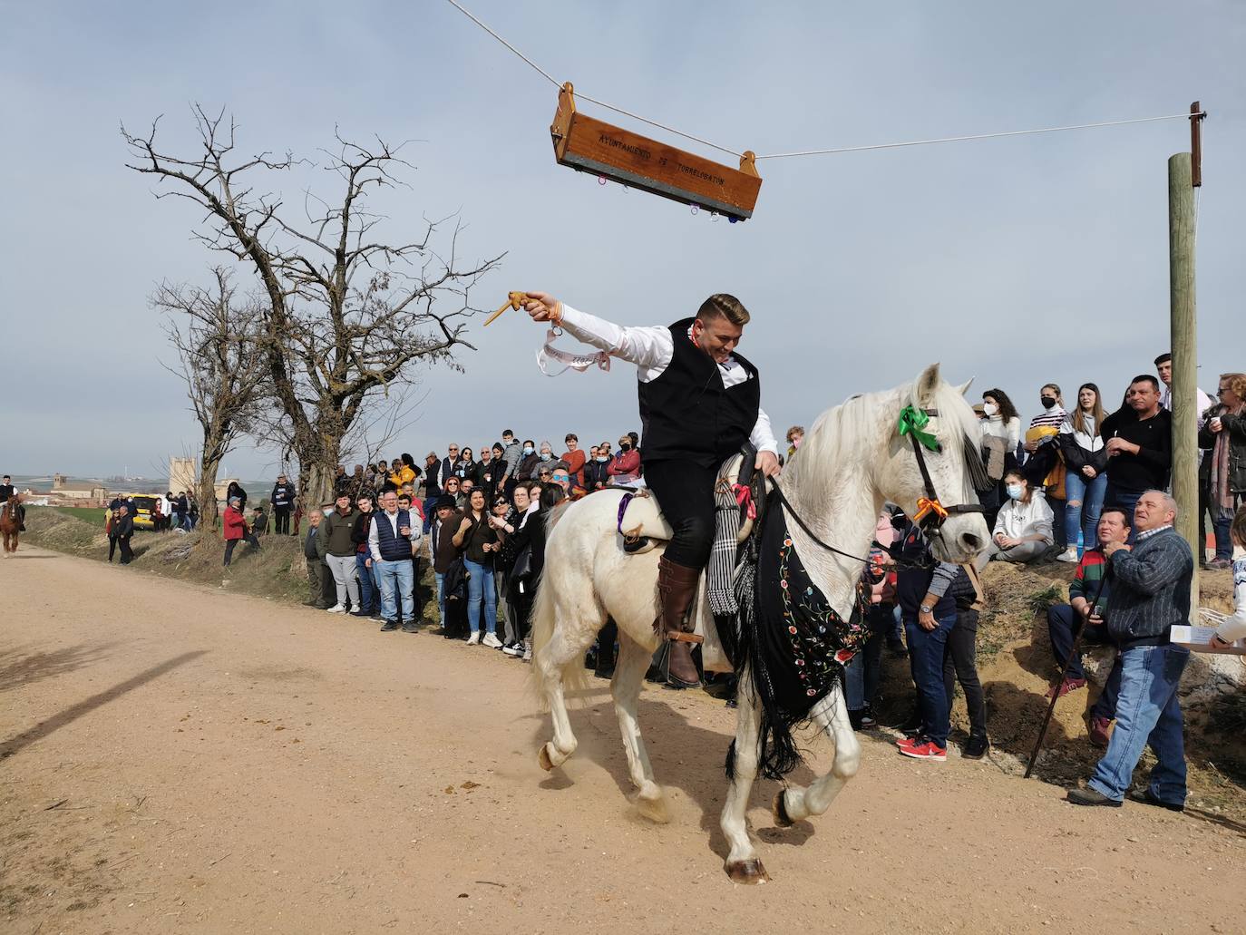 Fotos: Los quintos de Torrelobatón corren las cintas tras dos años en blanco por la covid