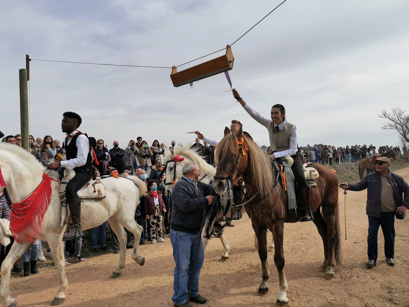 Fotos: Los quintos de Torrelobatón corren las cintas tras dos años en blanco por la covid