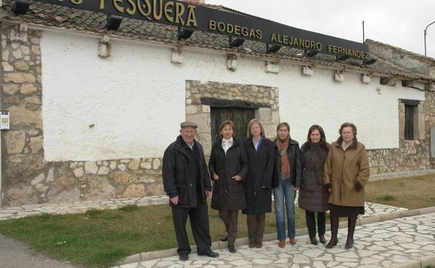 El bodeguero, con sus hijas y su entonces esposa, en los tiempos de armonía, ante la bodega estrella. 