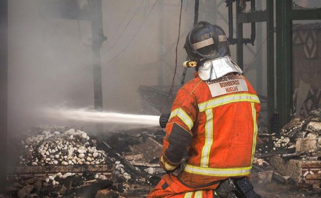 Imagen de un bombero del Consorcio Provincial de Bomberos de Huelva.