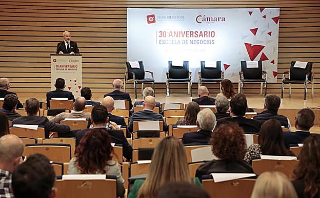Víctor Caramanzana, presidente de la Cámara de Valladolid, durante la clausura del curso 2021 de la Escuela de Negocios. 