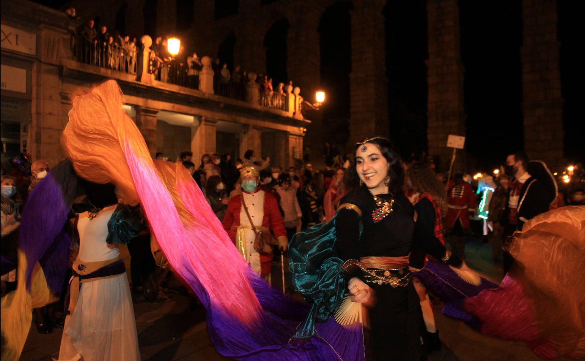 Odaliscas de las mil y una noches bailan en el inicio del desfile del Martes de Carnaval en Segovia. 