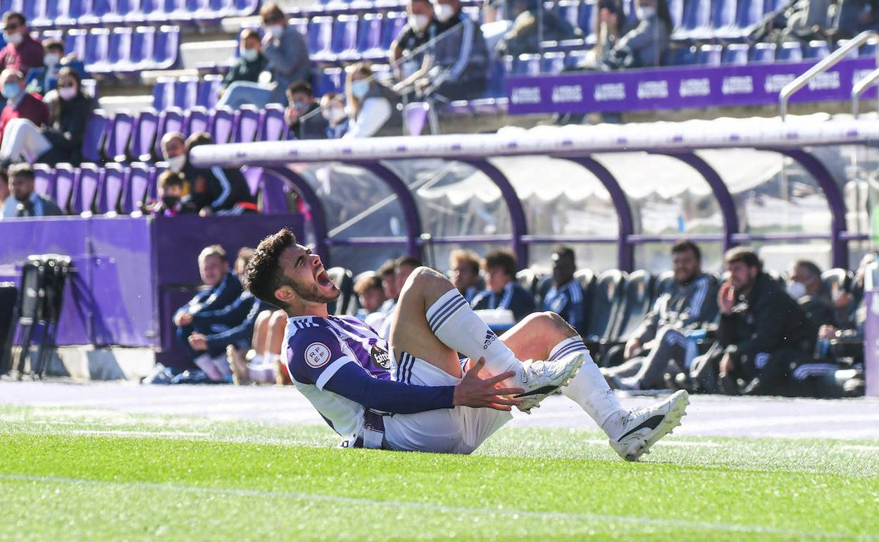 Sergio Ortuño se duele de su pie derecho en el partido ante el Racing Ferrol. 