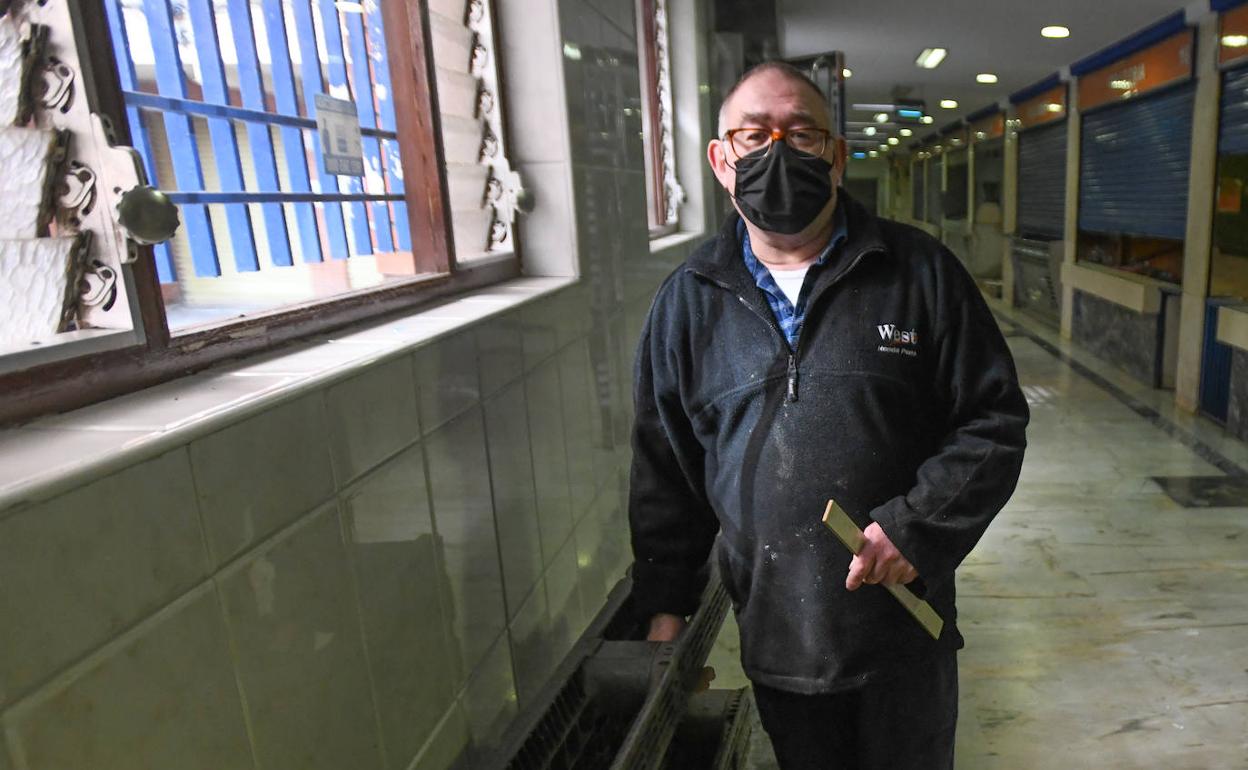 Regino recoge su puesto en las Galerías de Alimentación Rondilla Santa Teresa para ocupar un nuevo local durante las obras. 