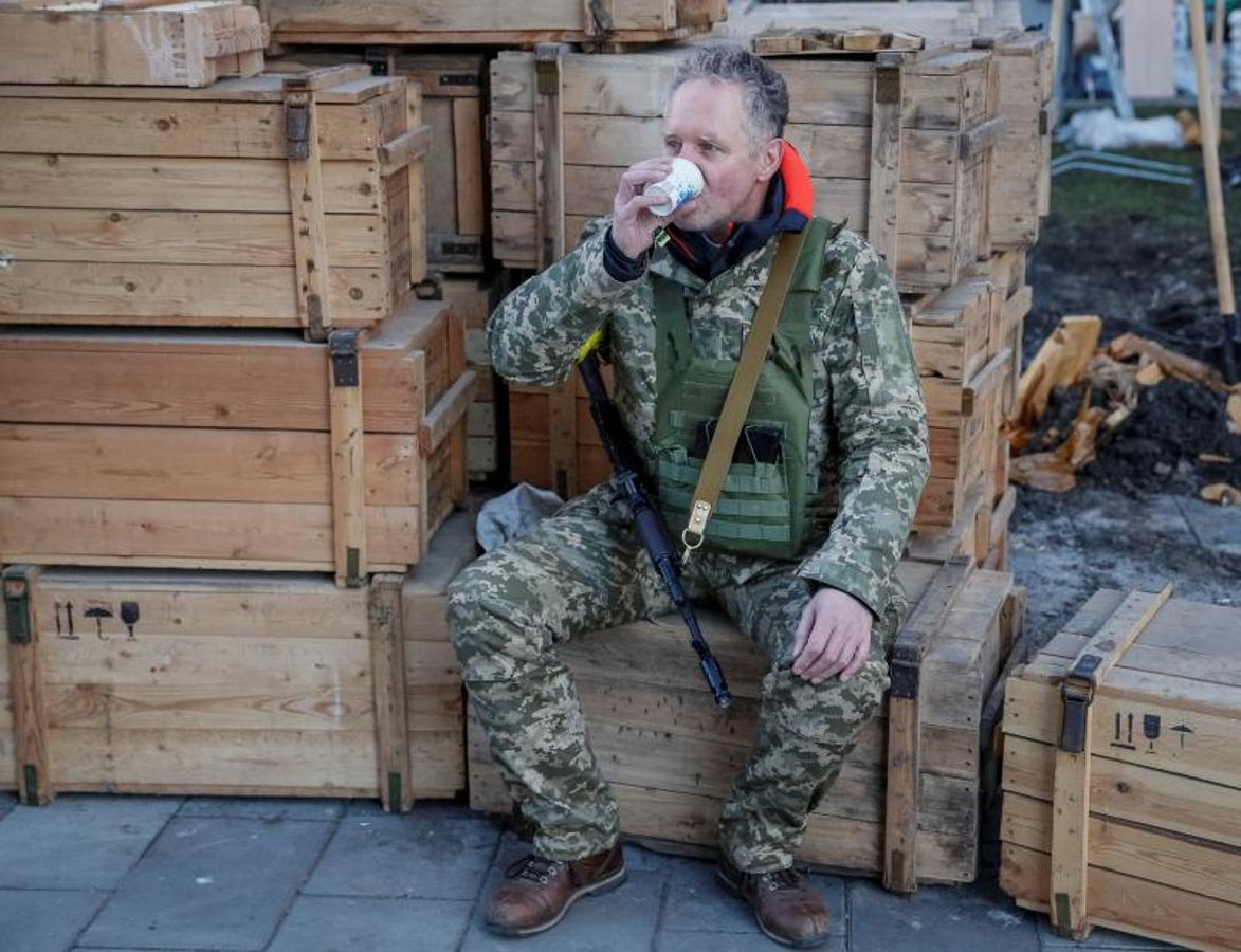 Un miembro de las Fuerzas de Defensa Territorial de Ucrania descansa en Kiev.