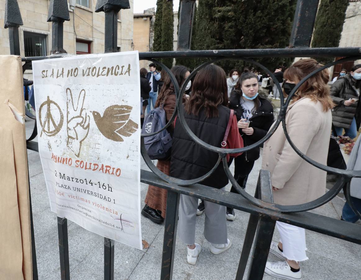 Fotos: Ayuno solidario por la paz en Ucrania en la Plaza de la Universidad