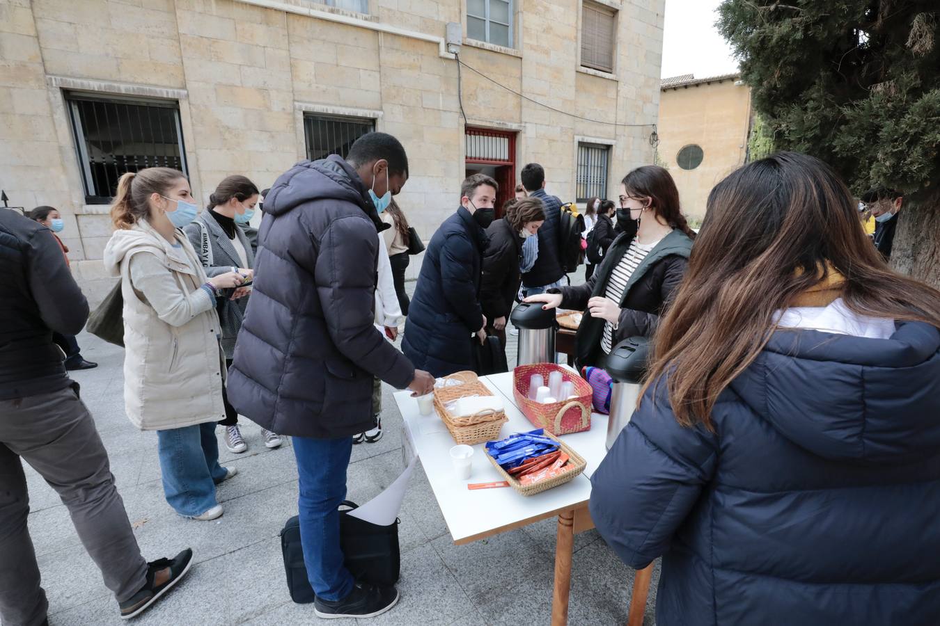 Fotos: Ayuno solidario por la paz en Ucrania en la Plaza de la Universidad