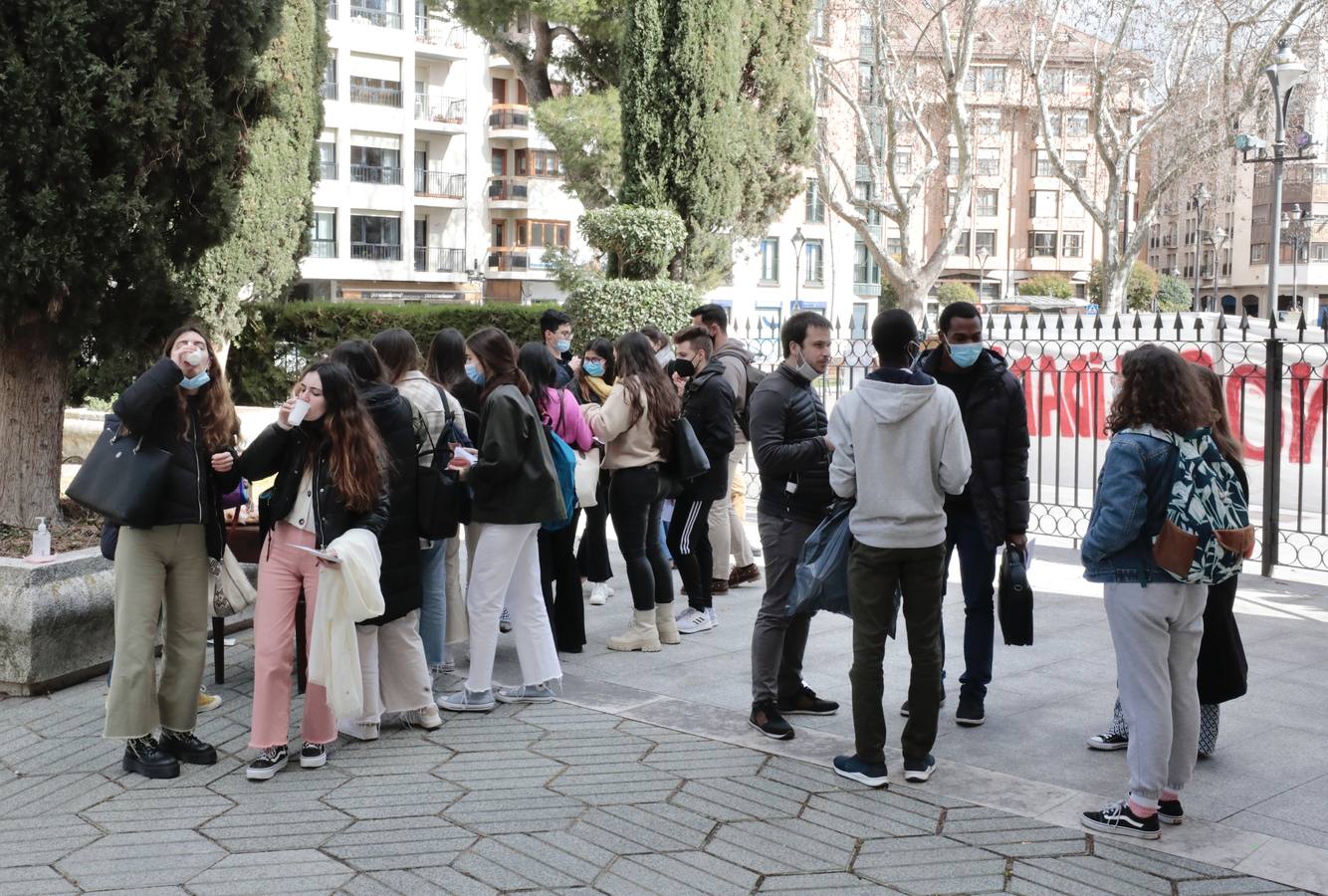 Fotos: Ayuno solidario por la paz en Ucrania en la Plaza de la Universidad