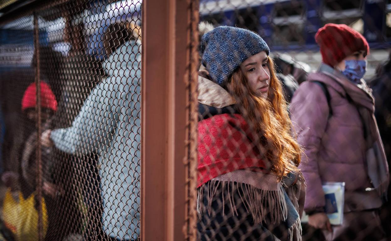 Una joven a su llegada procedente de Ucrania en la estación de tren de Przemysl, en Polonia. 