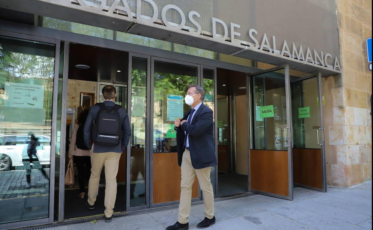 El senador Gonzalo Robles, entra en los juzgados de Salamanca para declarar en junio pasado.