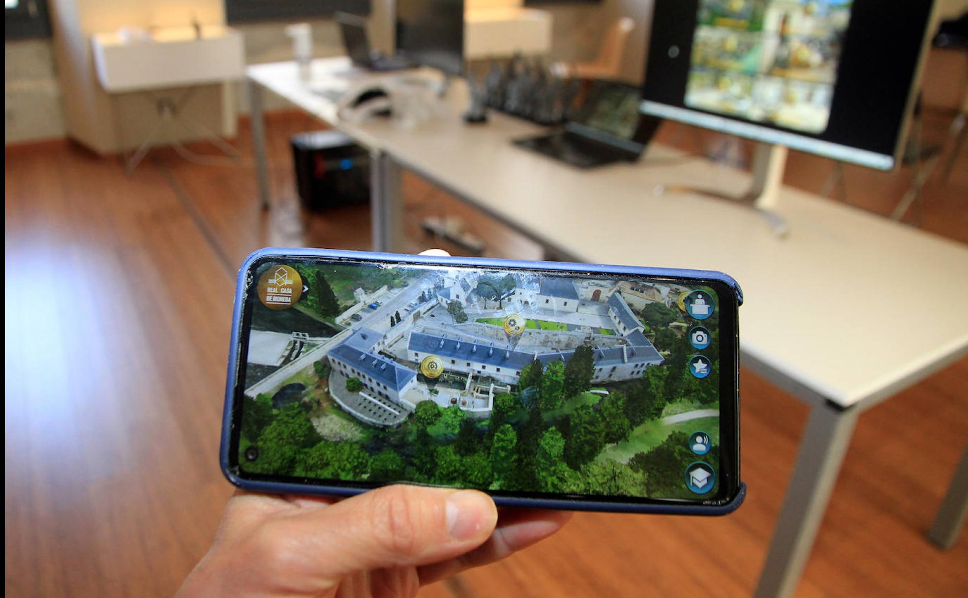 Aplicación con el mapa de la Real Casa de la Moneda en un teléfono móvil. 