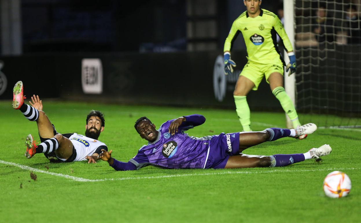 Amoah se tira al suelo con un rival a por un balón. 