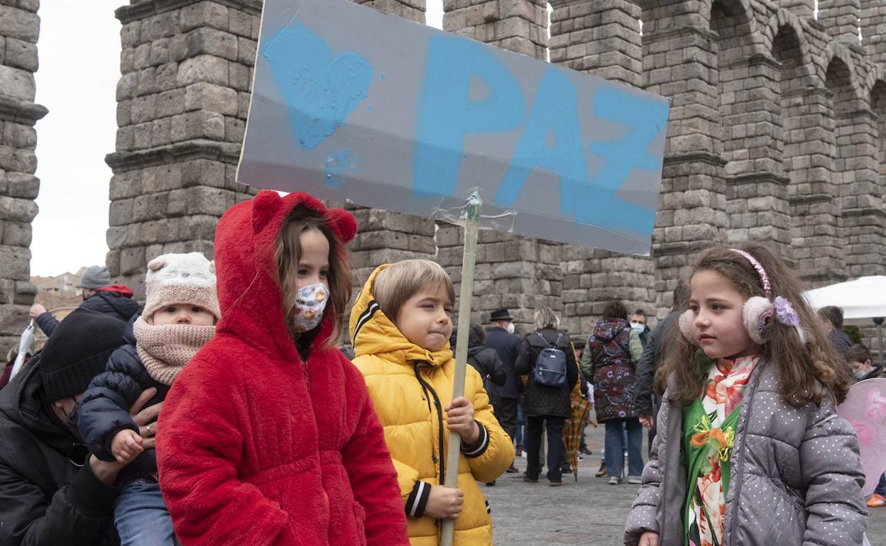 Niños sujetan un cartel por la paz en Ucrania en la manifestación del pasado sábado en Segovia. 