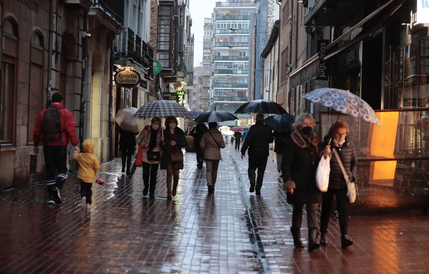 Fotos: La lluvia reaparece con fuerza en Valladolid