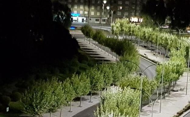 La auditoría lumínica de León fue realizada por una empresa investigada en la Púnica. En la fotografía, imagen de la nueva iluminación led e el barrio de Eras de Renueva en la capital .