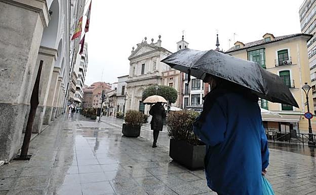 Los viandantes se protegen de la lluvia en el entorno del Calderón. 